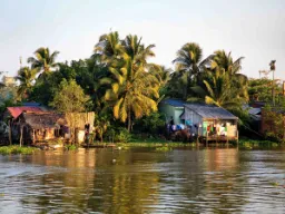 Małe chatki w delcie Mekongu
