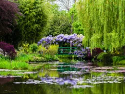 Claude Monet (znany z obrazów z liliami wodnymi) inspirował się swoimi pięknymi ogrodami Claude Monet (znany z obrazów z liliami wodnymi) inspirował się swoimi pięknymi ogrodami