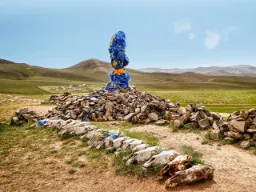 Ovoo – mongolski ołtarz kamienny, używany w rytuałach szamańskich i buddyjskich