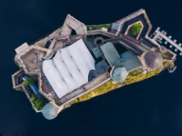 Zamek Olavinlinna widziany z powietrza Zamek Olavinlinna widziany z powietrza