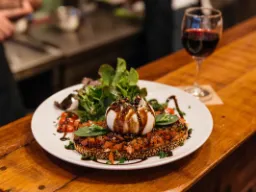 Włoska specjalność - bruschetta z burratą i octem balsamicznym Włoska specjalność - bruschetta z burratą i octem balsamicznym