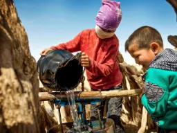 Dzieci przynoszą wodę