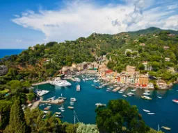 Widok na Portofino z mariną i kolorowymi domami