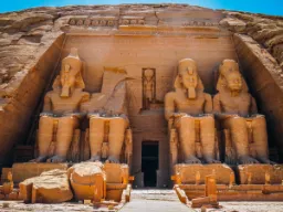 Wielka świątynia Abu Simbel – z czterema gigantycznymi siedzącymi posągami Ramzesa II Wielka świątynia Abu Simbel – z czterema gigantycznymi siedzącymi posągami Ramzesa II
