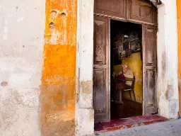 Krawiec pracujący w swoim małym warsztacie w Antigua Krawiec pracujący w swoim małym warsztacie w Antigua