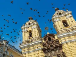 Klasztor San Francisco w Limie to piękny przykład hiszpańskiej kolonialnej architektury barokowej Klasztor San Francisco w Limie to piękny przykład hiszpańskiej kolonialnej architektury barokowej