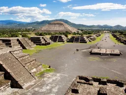 Platformy, świątynie i Piramida Słońca wzdłuż Aleji Zmarłych w Teotihuacán