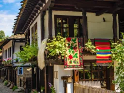 Tradycyjne domy w muzeum na wolnym powietrzu Etar, pokazujące bułgarskie rzemiosło i architekturę XIX wieku