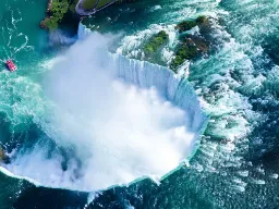 Zdjęcie lotnicze fascynującego wodospadu – zwróć uwagę na statek turystyczny!