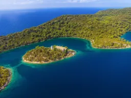 Mljet jest najbardziej wysuniętą na południe wyspą Dalmacji Mljet jest najbardziej wysuniętą na południe wyspą Dalmacji