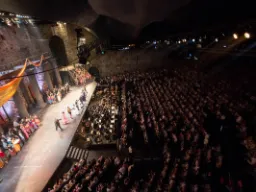 Śpiewacy operowi otrzymują owacje od publiczności Śpiewacy operowi otrzymują owacje od publiczności