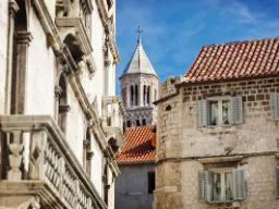 W ruinach pałacu Dioklecjana w Splicie W ruinach pałacu Dioklecjana w Splicie