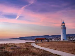 Latarnia w parku archeologicznym w Paphos jest nadal używana