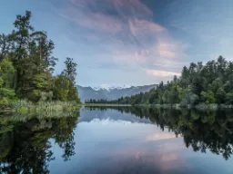 Jezioro Matheson, położone w pobliżu lodowca Fox Jezioro Matheson, położone w pobliżu lodowca Fox