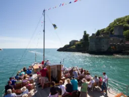 Rejs statkiem po rzece Dart przy Dartmouth Castle – malowniczy rejs wzdłuż wybrzeża Devonu Rejs statkiem po rzece Dart przy Dartmouth Castle – malowniczy rejs wzdłuż wybrzeża Devonu