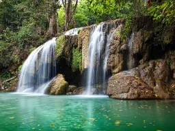 Wodospad w historycznym parku w Ayutthayi