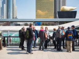 Turyści przygotowują się do rejsu po rzece w Asakusie, Tokio