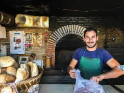 Kosz pełen chleba u lokalnego piekarza Kosz pełen chleba u lokalnego piekarza