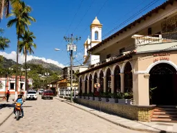 Ruiny Majów w Copán, gdzie stare tarasy kamienne i rzeźby świadczą o zaawansowanej cywilizacji