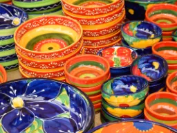 Ceramika w wielu kolorach jest widoczna na wielu targach Ceramika w wielu kolorach jest widoczna na wielu targach