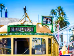 Tramwaj w Melbourne w drodze do St. Kilda Beach Tramwaj w Melbourne w drodze do St. Kilda Beach