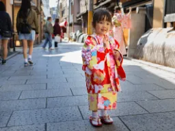 Urocza dziewczyna w kimonie w Kioto Urocza dziewczyna w kimonie w Kioto
