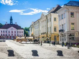 Ratusz w Tartu, Estonia, widziany z Rynku Ratusz w Tartu, Estonia, widziany z Rynku