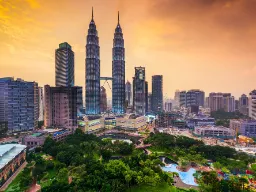 Panorama Kuala Lumpur z kultowymi wieżami Petronas Twin Towers w centrum