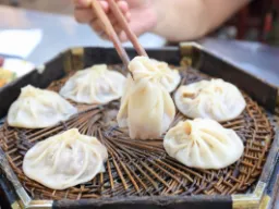 Xiao long bao – chińskie pierożki z zupą ze Szanghaju