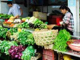 Na targu jest wiele kuszących rzeczy Na targu jest wiele kuszących rzeczy
