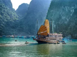 Wietnamska dżonka w zatoce Halong Wietnamska dżonka w zatoce Halong