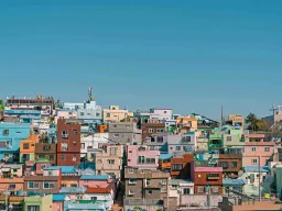 Wioska kulturowa Gamcheon w Busan – kolorowa dzielnica górska znana ze sztuki, malowideł ściennych i wąskich uliczek