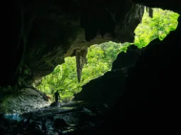 Odkrywanie jaskiń w Parku Narodowym Khao Sok Odkrywanie jaskiń w Parku Narodowym Khao Sok