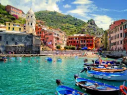 Vernazza w Cinque Terre z łodziami i kolorowymi domami