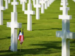 Amerykański cmentarz wojskowy z ponad 9 000 białych krzyży Amerykański cmentarz wojskowy z ponad 9 000 białych krzyży