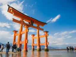 Unosząca się czerwona brama torii w wodzie przy wyspie Miya-jima Unosząca się czerwona brama torii w wodzie przy wyspie Miya-jima