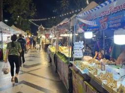 Tętniąca życiem scena street food w Tajlandii Tętniąca życiem scena street food w Tajlandii