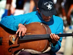 Jeden z wielu (często dobrych) grajków ulicznych Jeden z wielu (często dobrych) grajków ulicznych