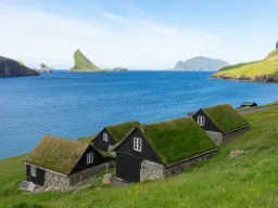 Charakterystyczne domy z trawiastymi dachami Charakterystyczne domy z trawiastymi dachami