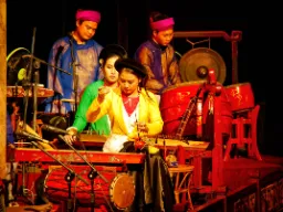 Do teatru lalek wodnych w Hanoi Do teatru lalek wodnych w Hanoi