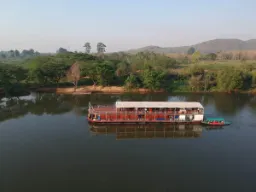 Statek płynie spokojnie