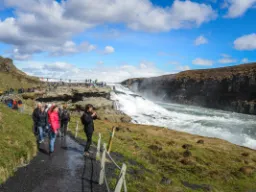 32-metrowy Gullfoss spada w dwóch etapach 32-metrowy Gullfoss spada w dwóch etapach