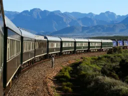 Ciesz się afrykańskimi krajobrazami podczas jazdy pociągiem Ciesz się afrykańskimi krajobrazami podczas jazdy pociągiem