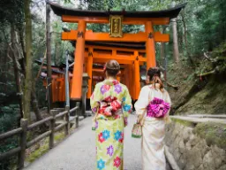 Przy chramie shinto Fushimi Inari-taisha Przy chramie shinto Fushimi Inari-taisha