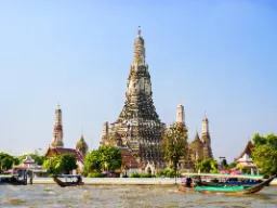 Wat Arun – znana również jako Świątynia Świtu – znajduje się w Bangkoku Wat Arun – znana również jako Świątynia Świtu – znajduje się w Bangkoku