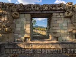 Rzeźbiona portal Majów w ruinach Copán Rzeźbiona portal Majów w ruinach Copán