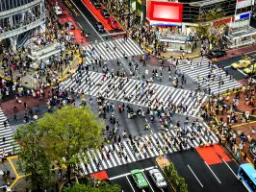 Słynne przejście dla pieszych w dzielnicy Shibuya Słynne przejście dla pieszych w dzielnicy Shibuya