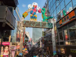 Dzielnica Harajuku w Tokio jest znana z kultury młodzieżowej i mody