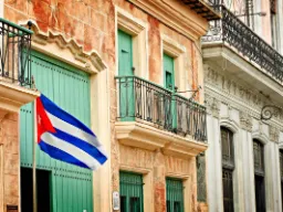 Ikoniczne fasady i flagi w Hawanie Ikoniczne fasady i flagi w Hawanie
