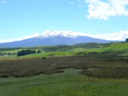 Mount Ruapehu – aktywny wulkan w Parku Narodowym Tongariro na Wyspie Północnej w Nowej Zelandii – miejsce kręcenia "Władcy Pierścieni" Mount Ruapehu – aktywny wulkan w Parku Narodowym Tongariro na Wyspie Północnej w Nowej Zelandii – miejsce kręcenia "Władcy Pierścieni"